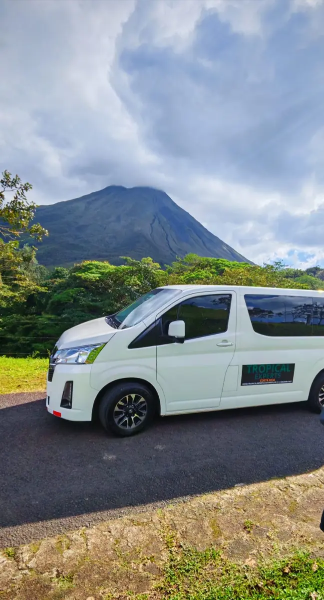 Toyota Hiace de Tropical Experts con el volcán Arenal detrás