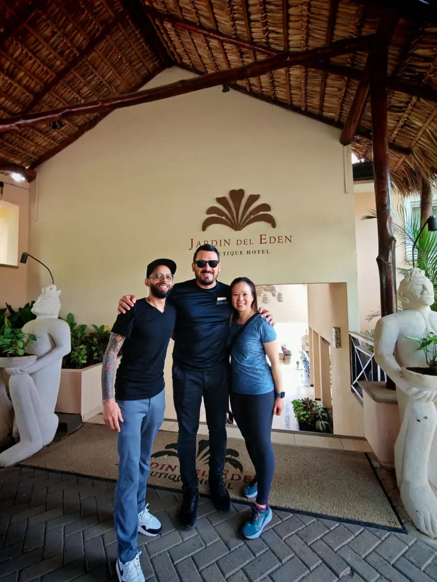 Travellers with their driver at the entrance of Jardín del Edén Boutique Hotel in Tamarindo