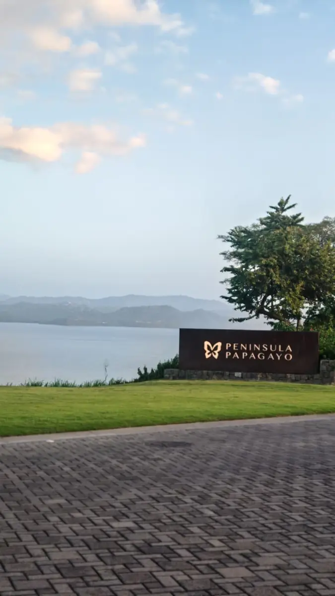 Península Papagayo sign with the bay behind