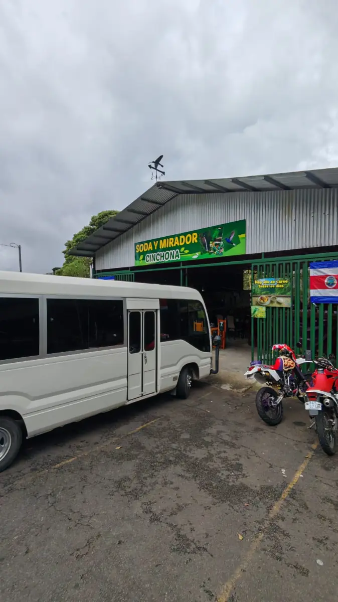 Soda y Mirador Cinchona, a roadside café and lookout on the Vara Blanca road