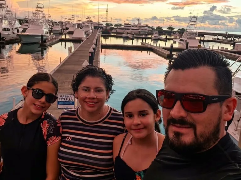 Johnson Paniagua, Andrea Segura y sus dos hijas, la familia fundadora de Tropical Experts Costa Rica