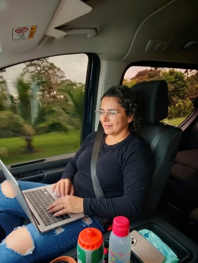 Andrea Segura, cofundadora de Tropical Experts, coordinando traslados desde la buseta