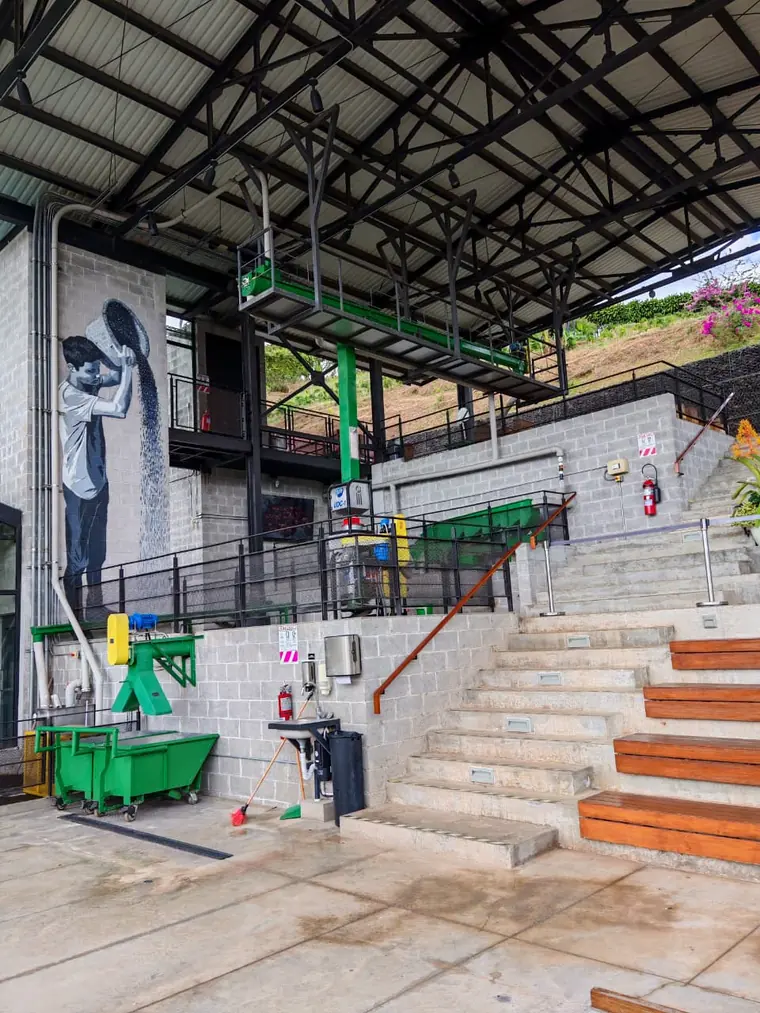 Beneficio de café moderno con un mural de un recolector