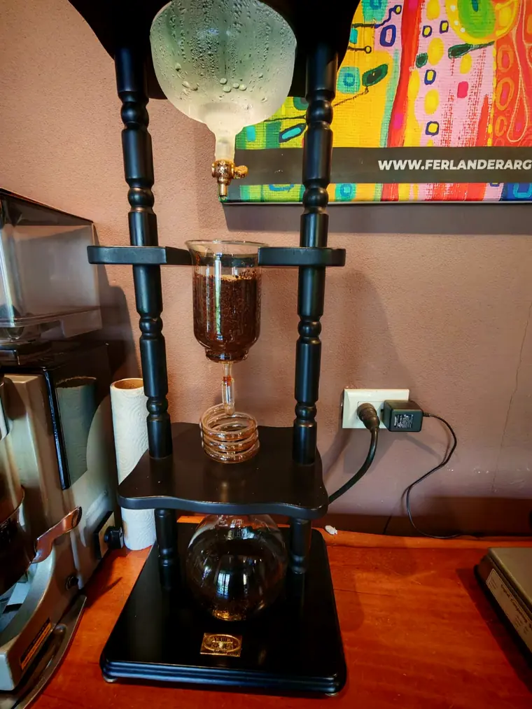 Torre de café de goteo en frío en una cafetería costarricense