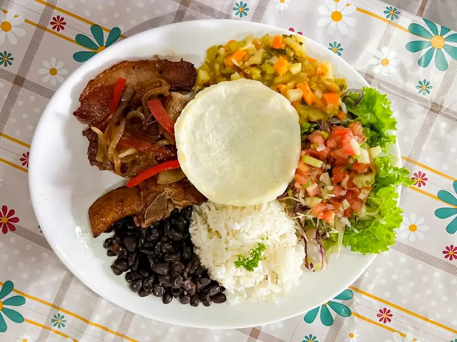 Casado de chuleta con tortilla palmeada