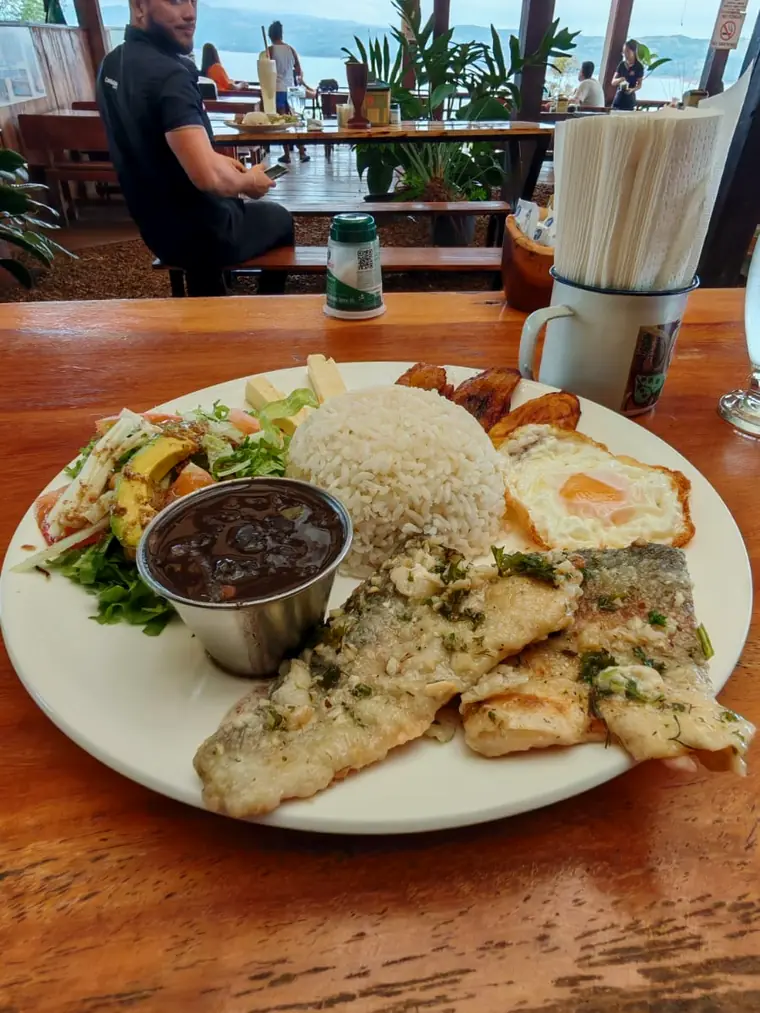 Casado de pescado con huevo frito frente al lago Arenal