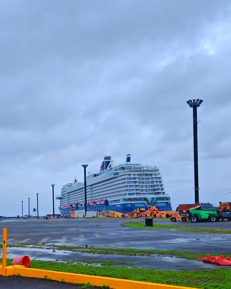 Crucero atracado en la terminal del puerto de Limón