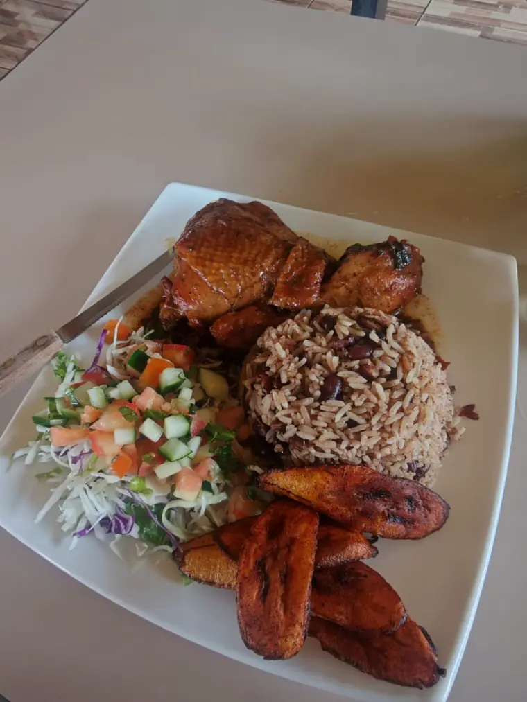 Pollo caribeño con rice and beans y plátano maduro en Puerto Viejo