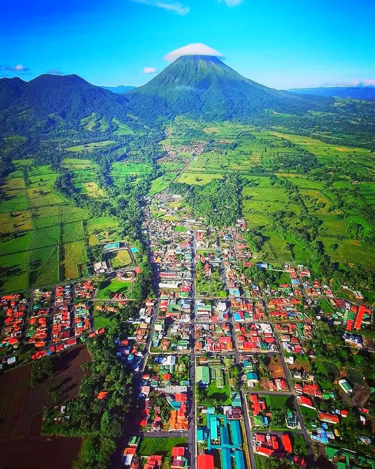 Vista aérea de La Fortuna de San Carlos con el volcán Arenal al fondo