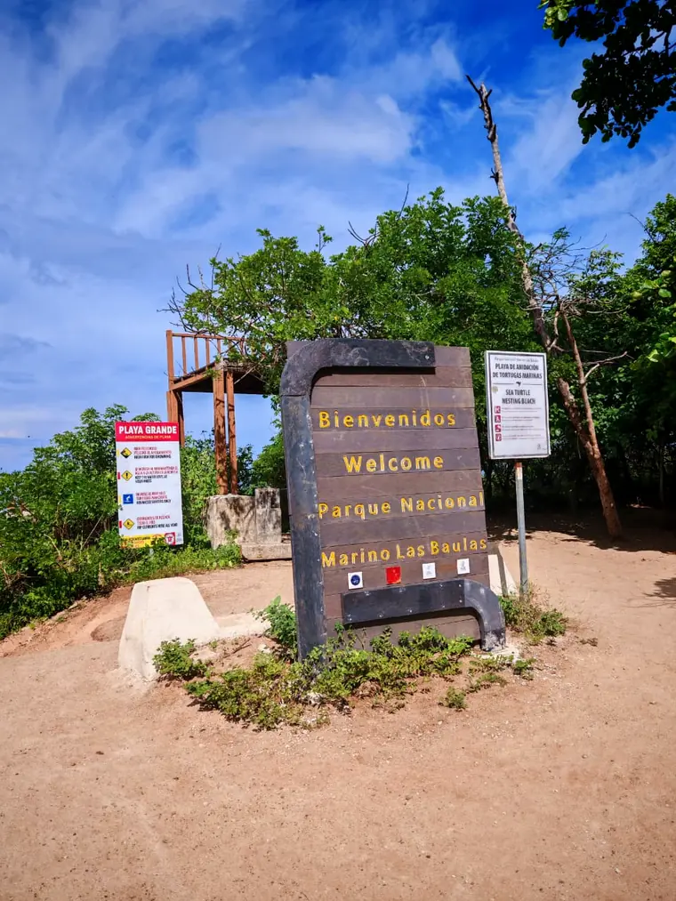 Rótulo de bienvenida del Parque Nacional Marino Las Baulas en Playa Grande