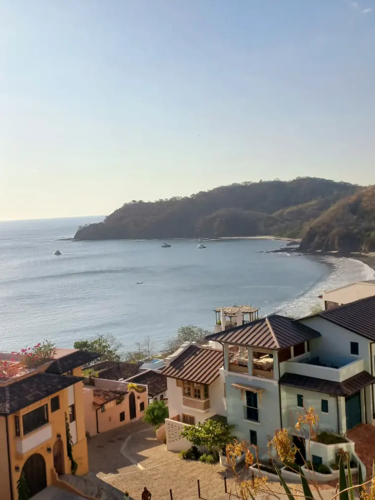 El pueblo peatonal de Las Catalinas y su bahía en Guanacaste
