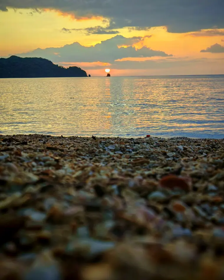 La arena de conchas de Playa Conchal al atardecer