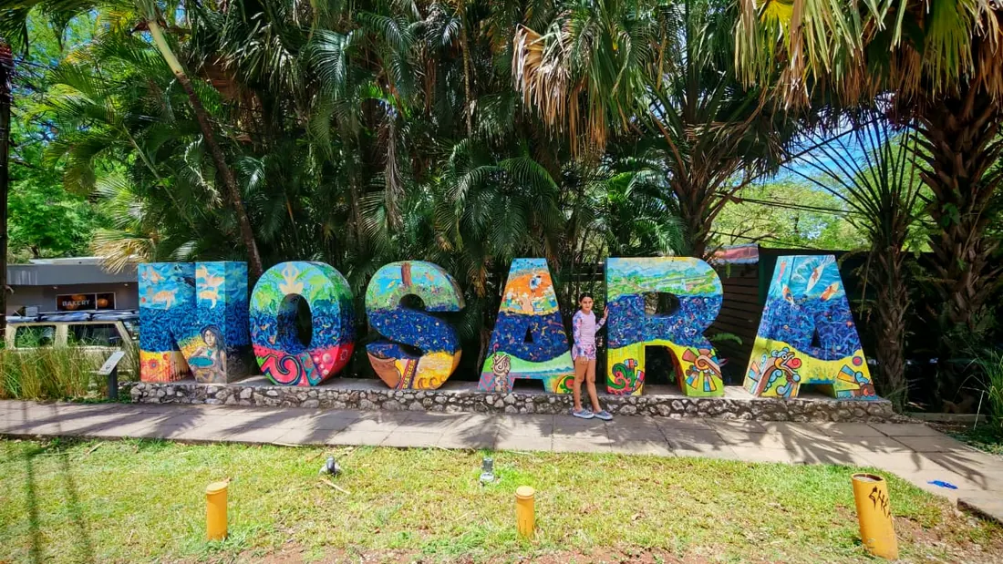 Letras pintadas de Nosara entre palmeras
