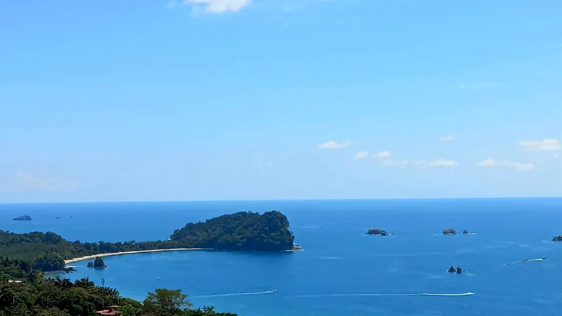 La bahía de Manuel Antonio y sus islotes vistos desde un mirador