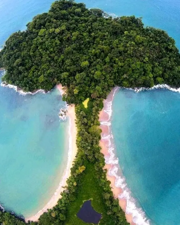 Vista aérea de Punta Catedral en Manuel Antonio, con una playa a cada lado del tómbolo