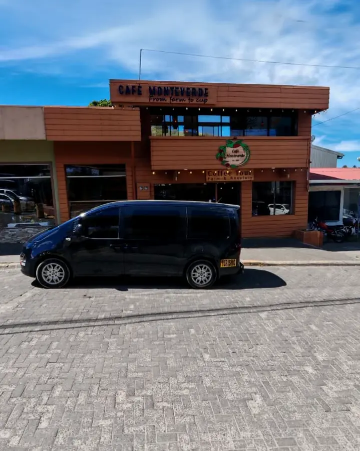 Buseta de Tropical Experts frente al Café Monteverde en Santa Elena