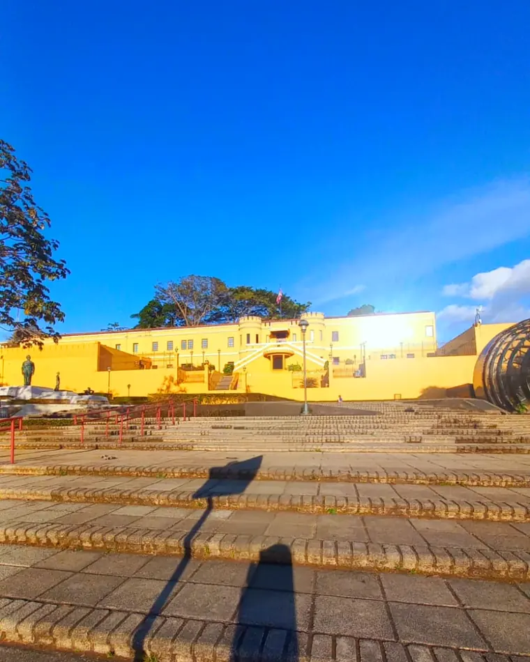 El antiguo cuartel Bellavista, hoy Museo Nacional, iluminado por la tarde desde la Plaza de la Democracia