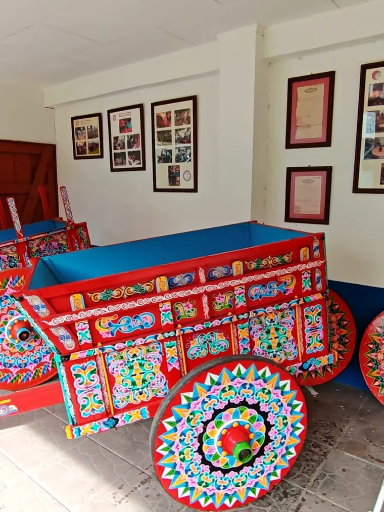 Carreta roja de Sarchí pintada completa con sus mandalas