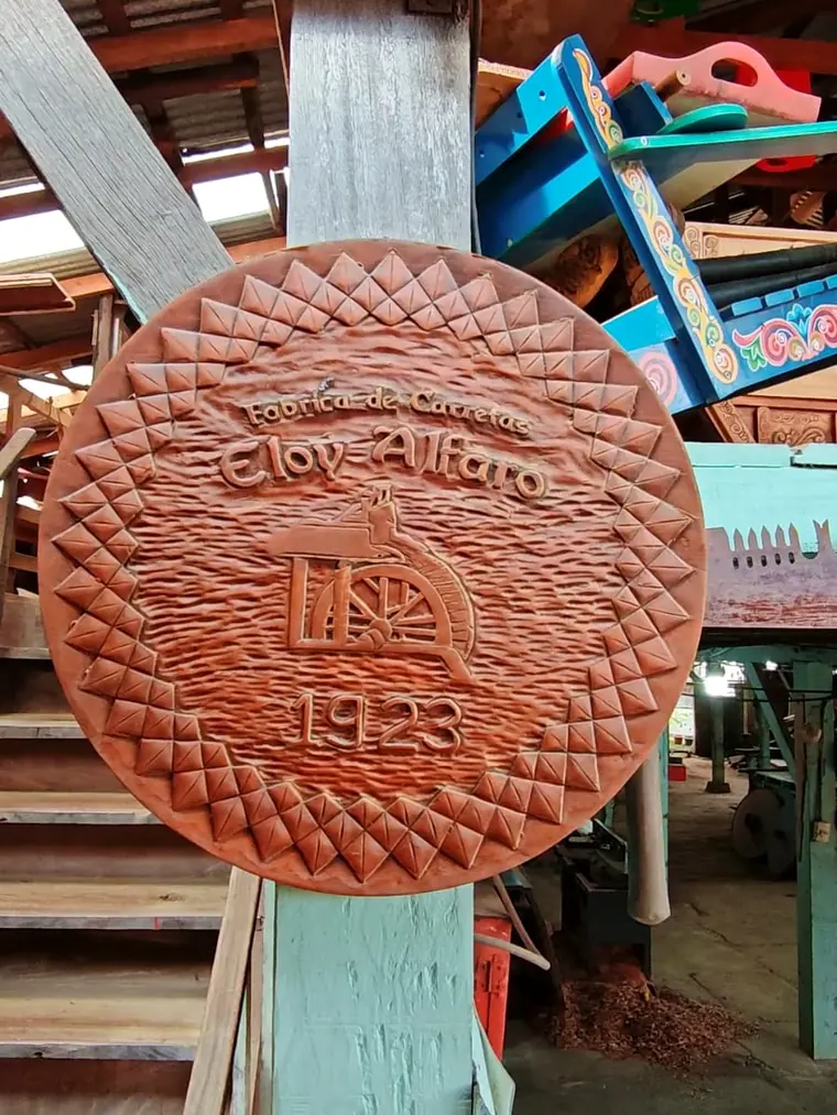 Rótulo tallado de la Fábrica de Carretas Eloy Alfaro, fundada en 1923