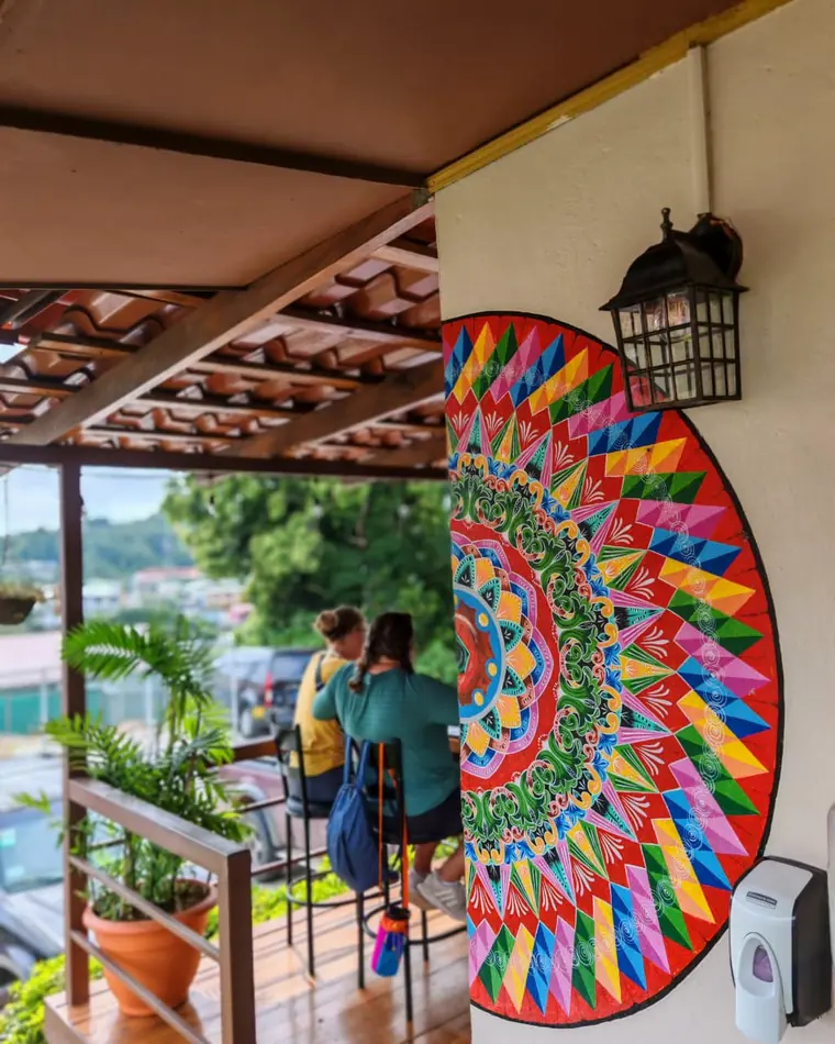Mandala de carreta pintado en la pared de una cafetería costarricense