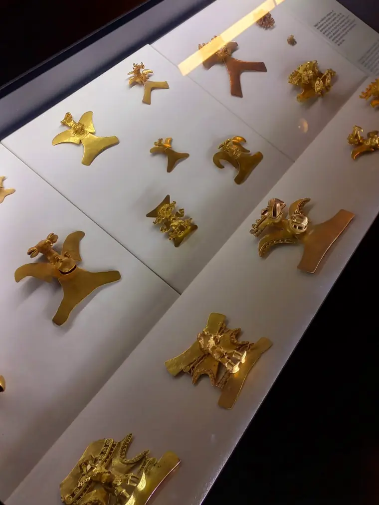 Colgantes de oro precolombino en el Museo del Oro del Banco Central