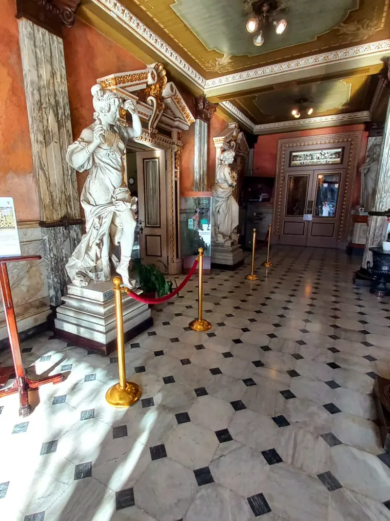Vestíbulo del Teatro Nacional con estatuas y mármol