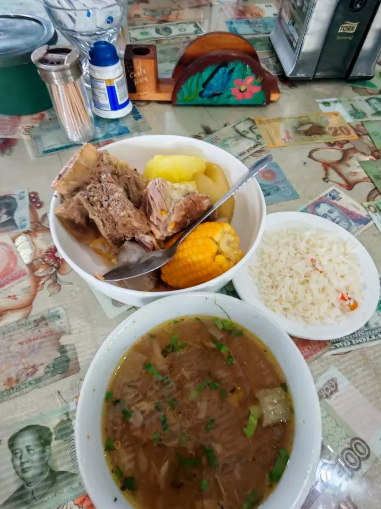 Olla de carne servida en una soda costarricense