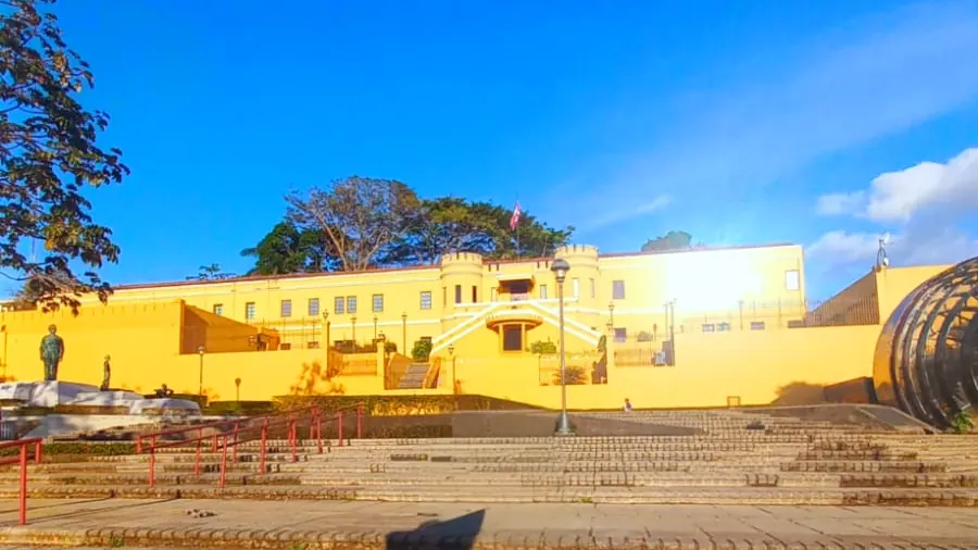 El Museo Nacional de Costa Rica, antiguo cuartel Bellavista, al atardecer