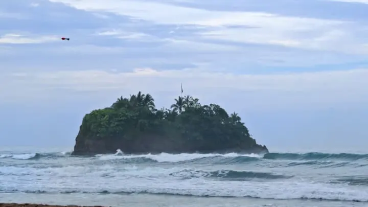 La isla de Cocles con oleaje frente a la costa de Puerto Viejo
