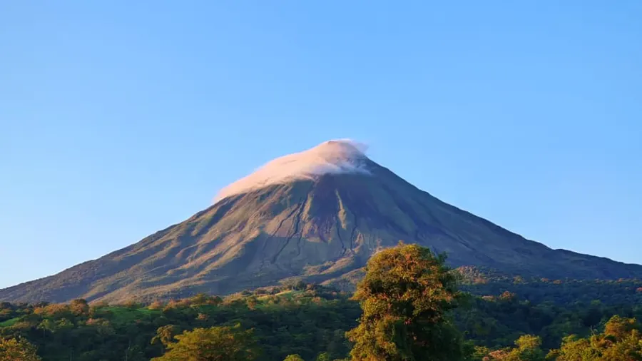 El volcán Arenal al amanecer con luz dorada