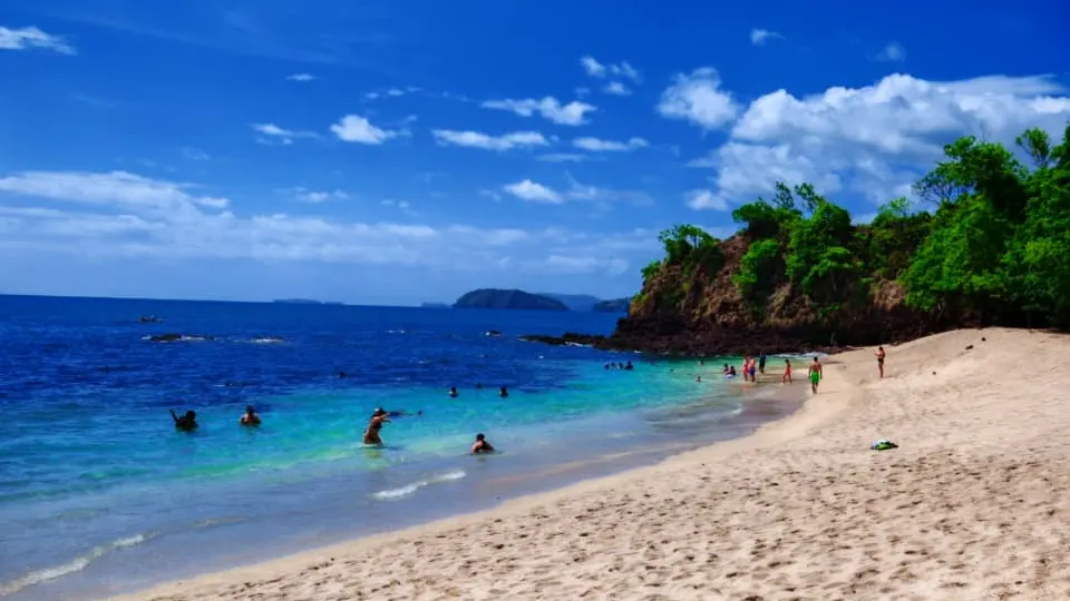 El agua turquesa y la arena clara de Playa Conchal en Guanacaste