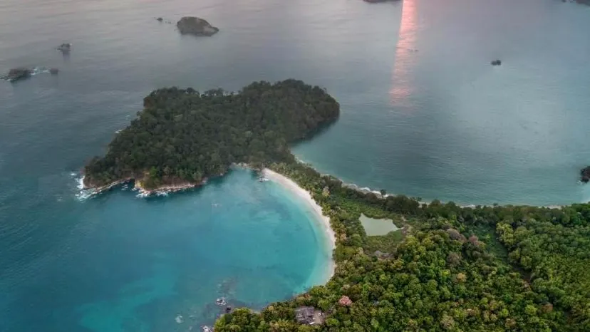 Atardecer aéreo sobre la bahía y las islas de Manuel Antonio