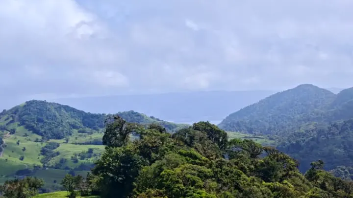 Las lomas verdes de la cordillera de Tilarán camino a Monteverde