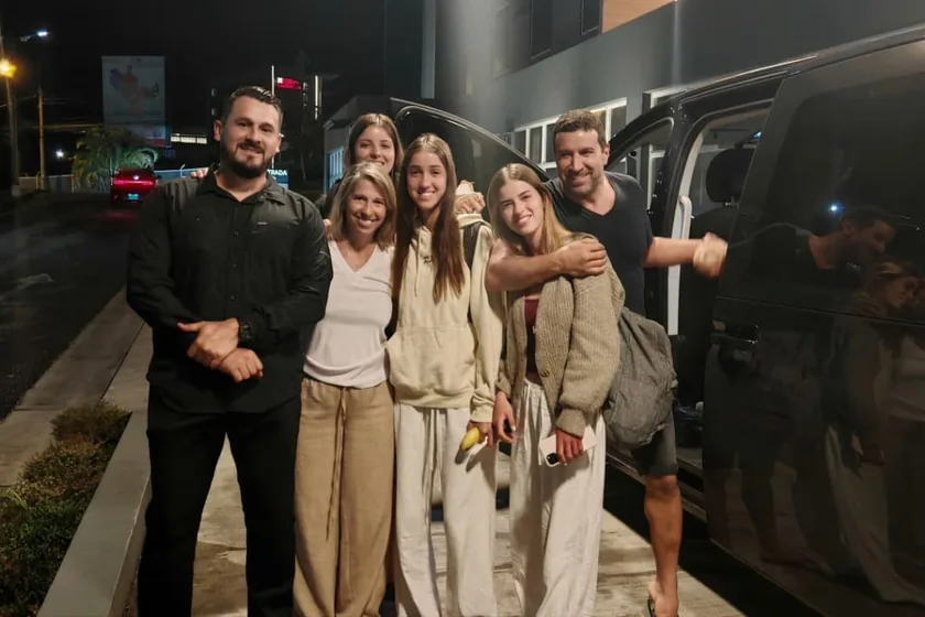 Familia junto a la buseta de Tropical Experts al llegar a su hotel de noche