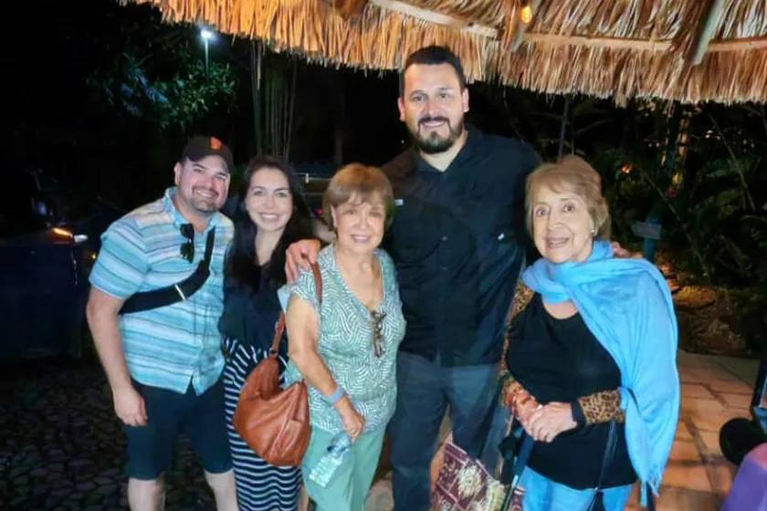 Familia de varias generaciones con su chofer al terminar el traslado