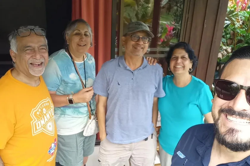 Pasajeros con su equipaje a la llegada al hotel